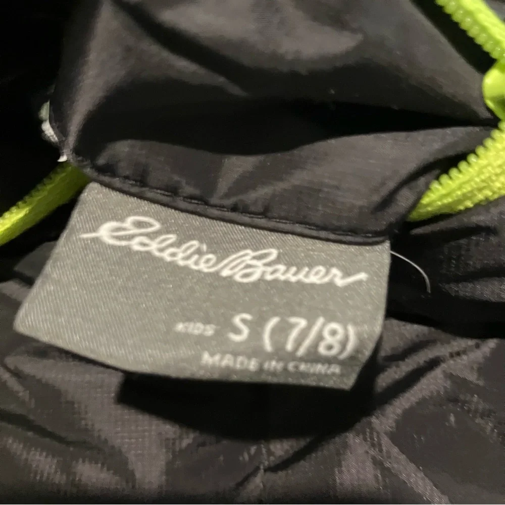 EDDIE BAUER Boy's Black Green Reversible Down Hooded Puffer Coat Size Small 7/8 - Picture 10 of 15